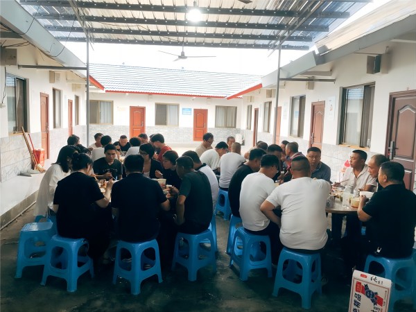 端午佳节慰问眉山工业园区米兰体育·米兰官方端网站-米兰MiLan(中国)厂项目驻地员工